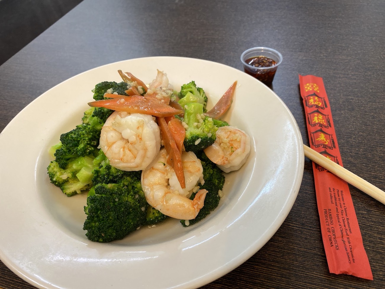 King prawns stir-fried with broccoli and carrot in garlic sauce